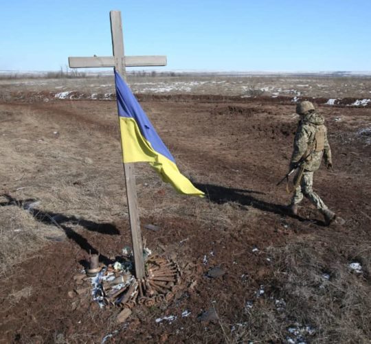 хрест з українським стягом