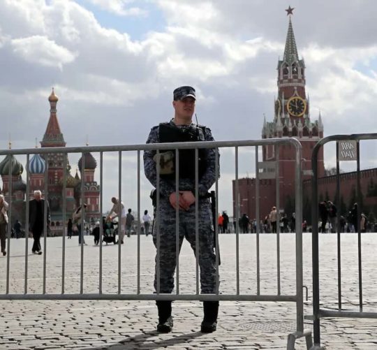 військовий біля Кремля