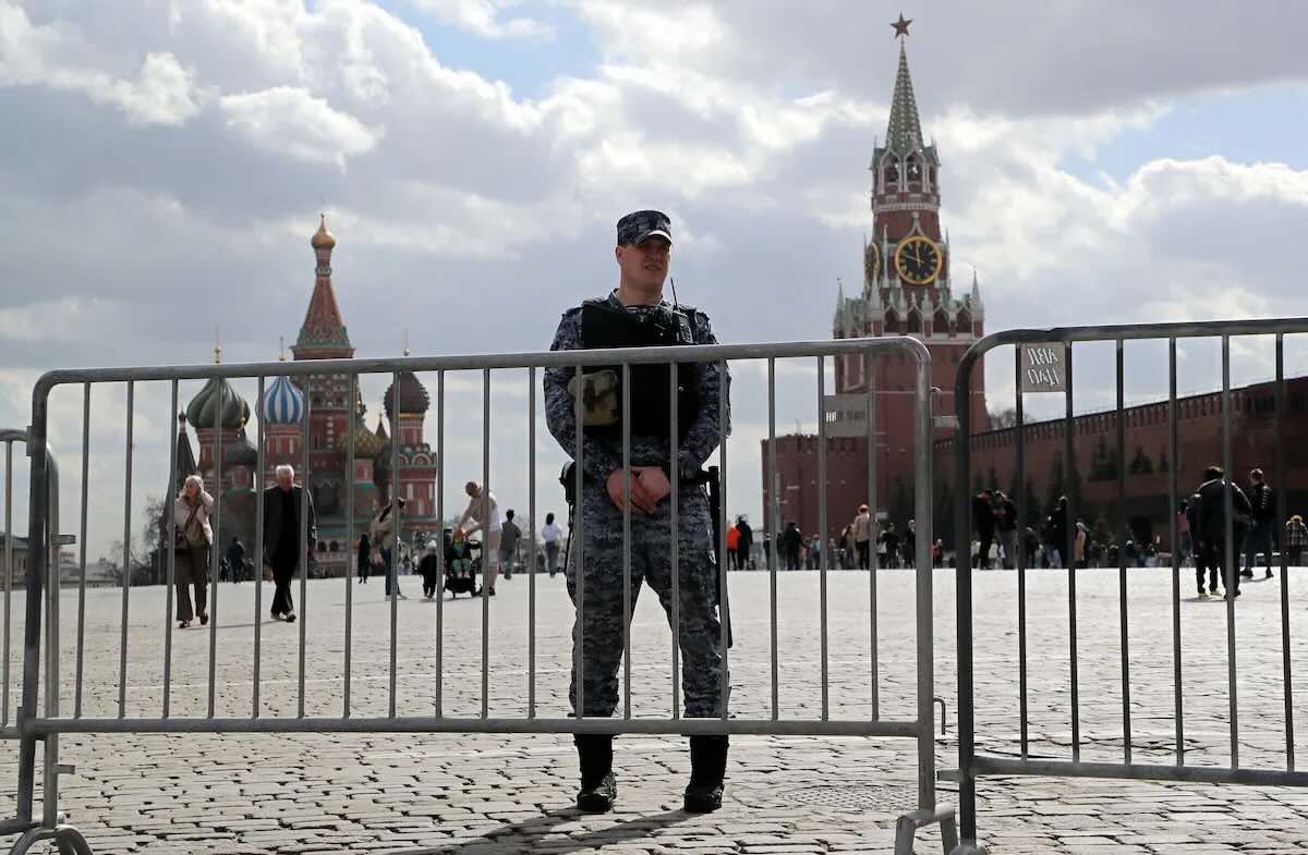 військовий біля Кремля