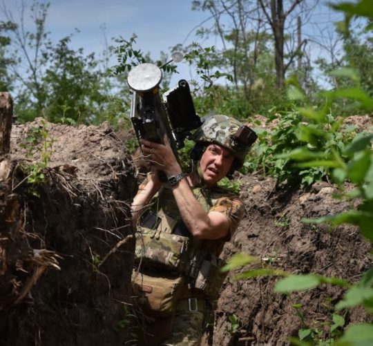 військовий за базукой