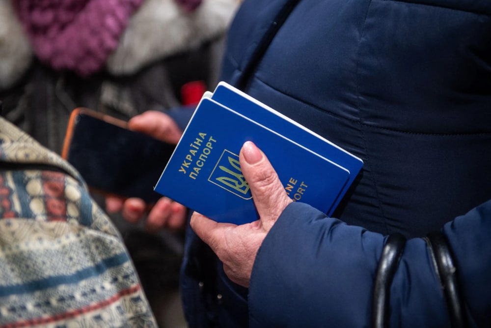 громадяни з подвійним паспортом