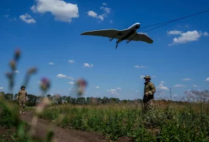 запусь безпілотника військовими