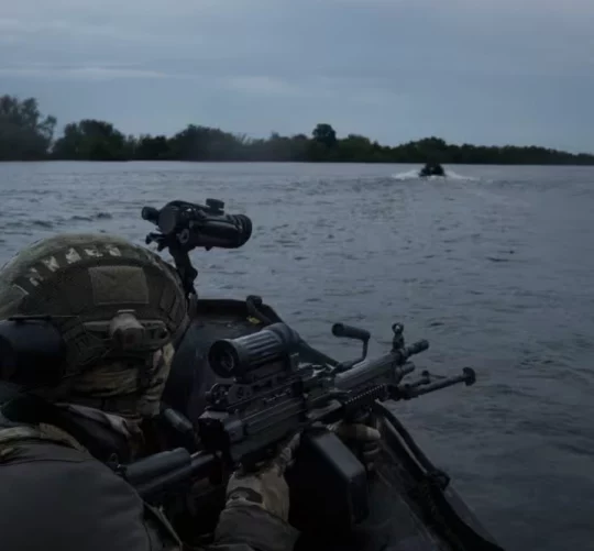 військові пливуть на човні