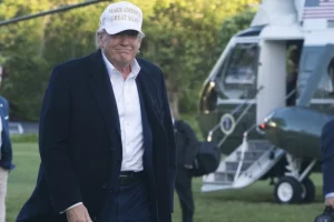 трамп вийшов з гелікоптера
