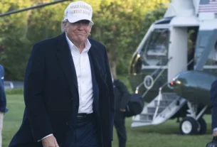 трамп вийшов з гелікоптера