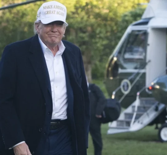трамп вийшов з гелікоптера