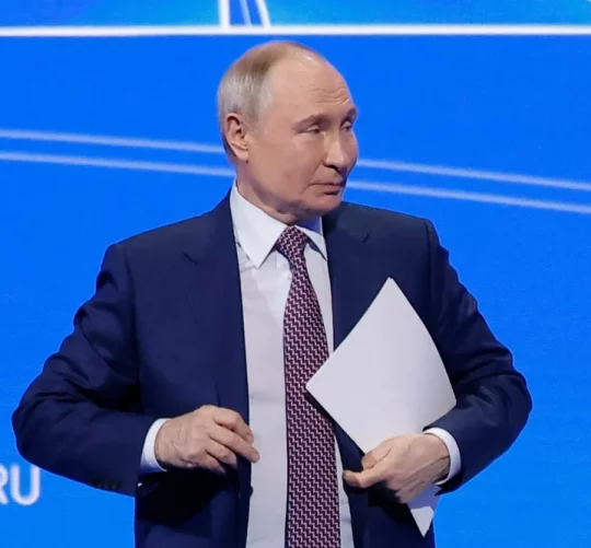 путін у піджаку з папкою паперів