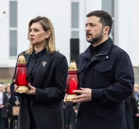 Зеленський з жінкою тримають ломпади в руках