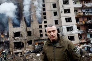 У ніч на четвер Росія обстріляла столицю України Київ ракетами і безпілотниками, в результаті чого загинуло щонайменше 12 осіб, що стало найбільшою атакою на українську столицю в цьому році.