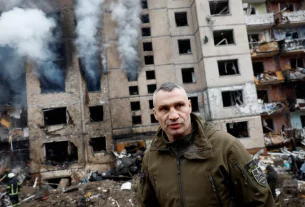 У ніч на четвер Росія обстріляла столицю України Київ ракетами і безпілотниками, в результаті чого загинуло щонайменше 12 осіб, що стало найбільшою атакою на українську столицю в цьому році.