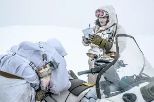 два військові в арктиці у білому камуфляжі