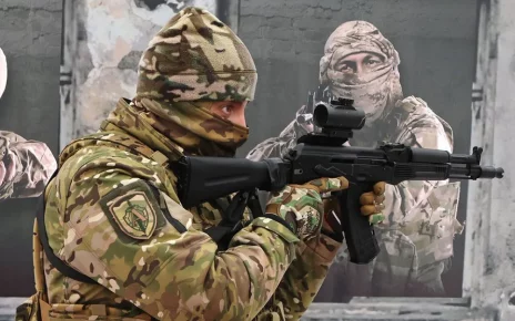 фсб військовий з автоматом