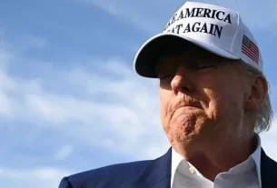 дональд трамп у кепці зробити америку великою знову