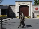 Співробітники спецпідрозділу турецької поліції йдуть біля робочого офісу президента Туреччини Долмабахче, де можуть відбутися прямі переговори між Росією і Україною, в Стамбулі, Туреччина, 15 травня 2025 року.