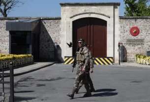 Співробітники спецпідрозділу турецької поліції йдуть біля робочого офісу президента Туреччини Долмабахче, де можуть відбутися прямі переговори між Росією і Україною, в Стамбулі, Туреччина, 15 травня 2025 року.