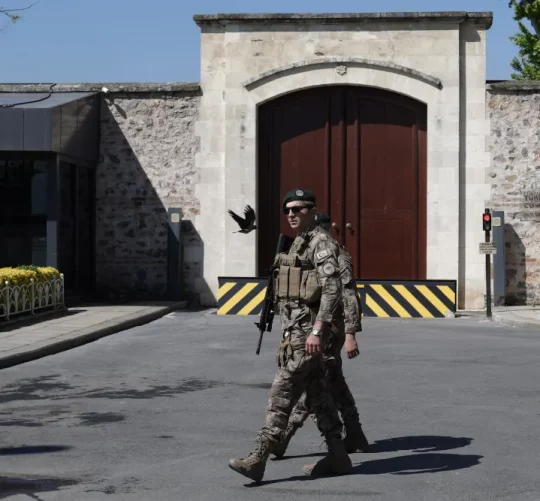 Співробітники спецпідрозділу турецької поліції йдуть біля робочого офісу президента Туреччини Долмабахче, де можуть відбутися прямі переговори між Росією і Україною, в Стамбулі, Туреччина, 15 травня 2025 року.