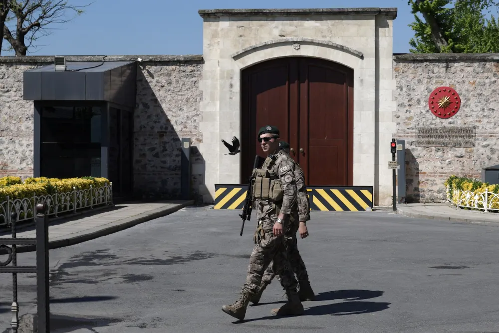 Співробітники спецпідрозділу турецької поліції йдуть біля робочого офісу президента Туреччини Долмабахче, де можуть відбутися прямі переговори між Росією і Україною, в Стамбулі, Туреччина, 15 травня 2025 року.