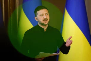 володимир зеленський спілкується з листом у руці