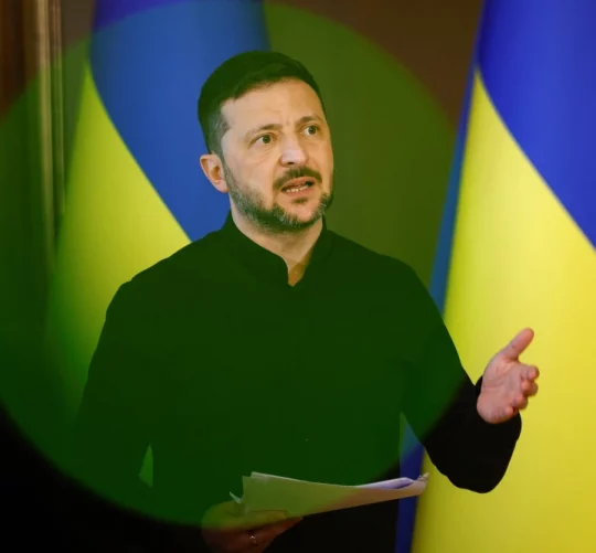 володимир зеленський спілкується з листом у руці