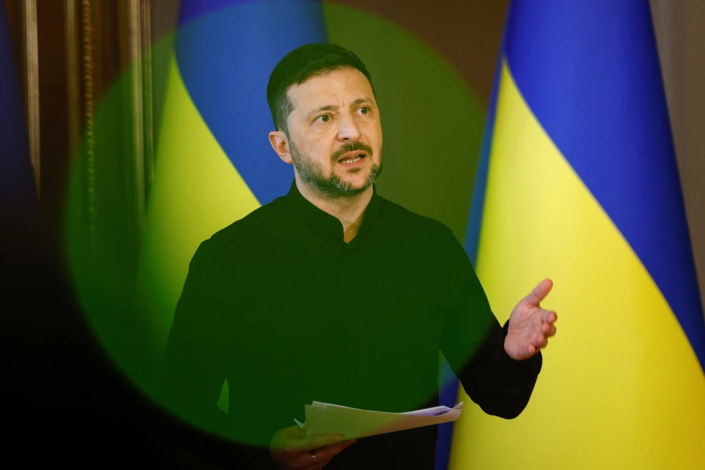 володимир зеленський спілкується з листом у руці