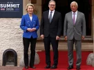 Прем'єр-міністр Великої Британії Кейр Стармер позує з президентом Європейської комісії Урсулою фон дер Ляєн та президентом Європейської ради Антоніо Коста, які прибули на саміт Велика Британія-ЄС у Ланкастер-хаусі в Лондоні 19 травня 2025 року
