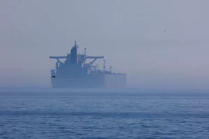 нафтовий танкер йде по морю