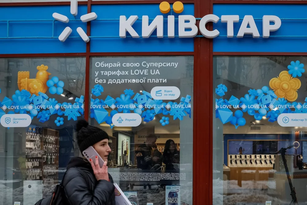 дівчина розмовляє по мобільному телефону біля магазину Київстар