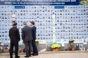 меморіал загиблих войнів у російсько-українській війні де стоять зеленський макрон та сталмер
