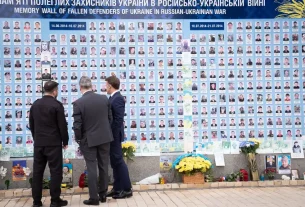 меморіал загиблих войнів у російсько-українській війні де стоять зеленський макрон та сталмер