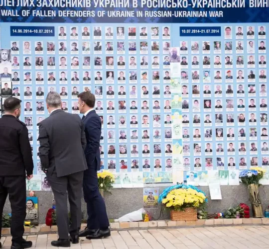 меморіал загиблих войнів у російсько-українській війні де стоять зеленський макрон та сталмер
