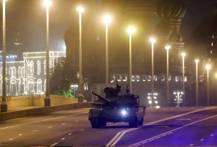 російський танк у москві біля центральної площі