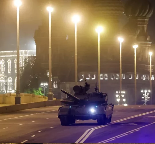 російський танк у москві біля центральної площі