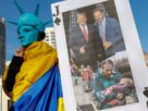 Учасник у масці із зображенням Статуї Свободи на мітингу проти позиції президента США Дональда Трампа щодо російсько-української війни на тлі нападу Росії на Україну перед посольством США в Києві, Україна, 8 березня 2025 року.