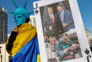 Учасник у масці із зображенням Статуї Свободи на мітингу проти позиції президента США Дональда Трампа щодо російсько-української війни на тлі нападу Росії на Україну перед посольством США в Києві, Україна, 8 березня 2025 року.