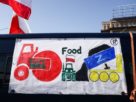 Прапори та транспаранти на загальнонаціональній акції протесту в Кракові проти "зеленої угоди" ЄС щодо кліматичної політики та дешевого імпорту української сільськогосподарської продукції