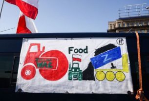 Прапори та транспаранти на загальнонаціональній акції протесту в Кракові проти "зеленої угоди" ЄС щодо кліматичної політики та дешевого імпорту української сільськогосподарської продукції