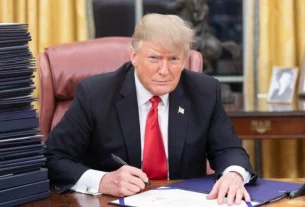 трамп підписує документи