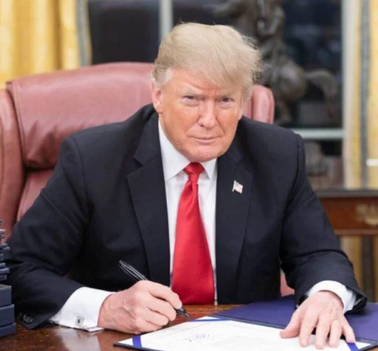 трамп підписує документи