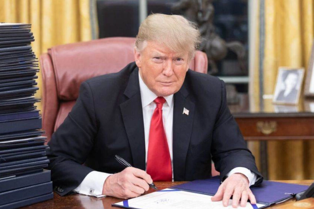 трамп підписує документи
