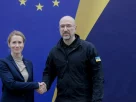 Верховний представник Європейського Союзу із закордонних справ і політики безпеки Кайя Каллас і прем'єр-міністр України Денис Шмигаль потискають руки, позуючи для фото під час зустрічі Україна-ЄС на тлі нападу Росії на Україну, Львів, Україна, 9 травня 2025 року.