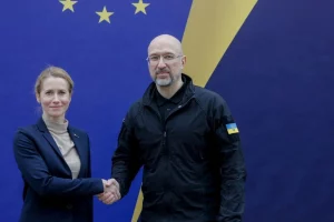 Верховний представник Європейського Союзу із закордонних справ і політики безпеки Кайя Каллас і прем'єр-міністр України Денис Шмигаль потискають руки, позуючи для фото під час зустрічі Україна-ЄС на тлі нападу Росії на Україну, Львів, Україна, 9 травня 2025 року.