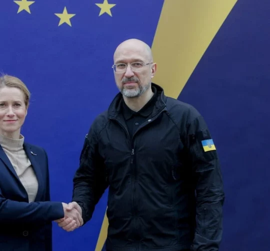 Верховний представник Європейського Союзу із закордонних справ і політики безпеки Кайя Каллас і прем'єр-міністр України Денис Шмигаль потискають руки, позуючи для фото під час зустрічі Україна-ЄС на тлі нападу Росії на Україну, Львів, Україна, 9 травня 2025 року.
