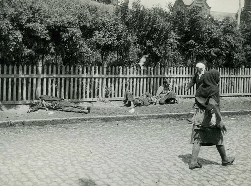 Жертви голоду на вулицях Харкова