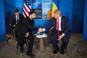 зеленський та трамп тиснуть руки на саміті нато