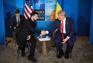 зеленський та трамп тиснуть руки на саміті нато