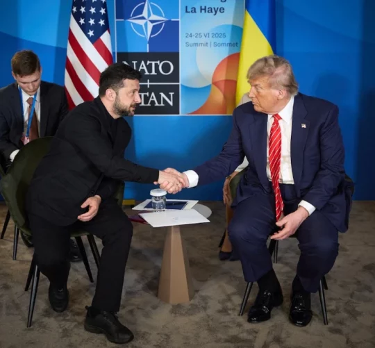 зеленський та трамп тиснуть руки на саміті нато