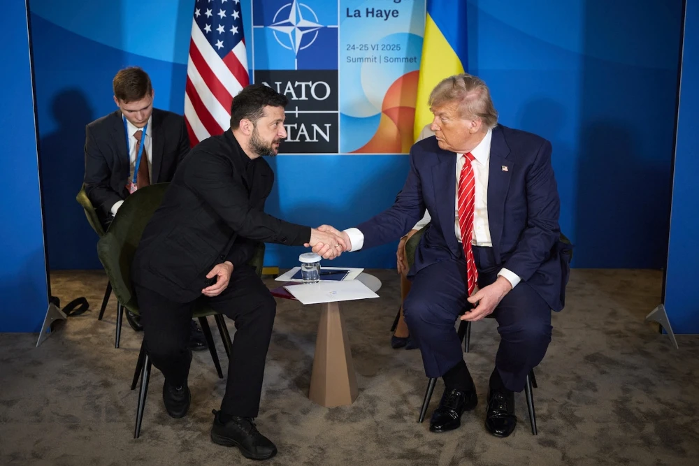 зеленський та трамп тиснуть руки на саміті нато
