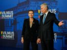 Президент Литви Гітанас Науседа вітає прем'єр-міністра Данії Метте Фредеріксен під час засідання Бухарестської дев'ятки НАТО у Вільнюсі, Литва, 2 червня 2025 року.