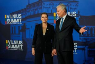 Президент Литви Гітанас Науседа вітає прем'єр-міністра Данії Метте Фредеріксен під час засідання Бухарестської дев'ятки НАТО у Вільнюсі, Литва, 2 червня 2025 року.