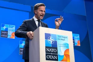 Саміт НАТО уникає питання про припинення Трампом військової допомоги Україні